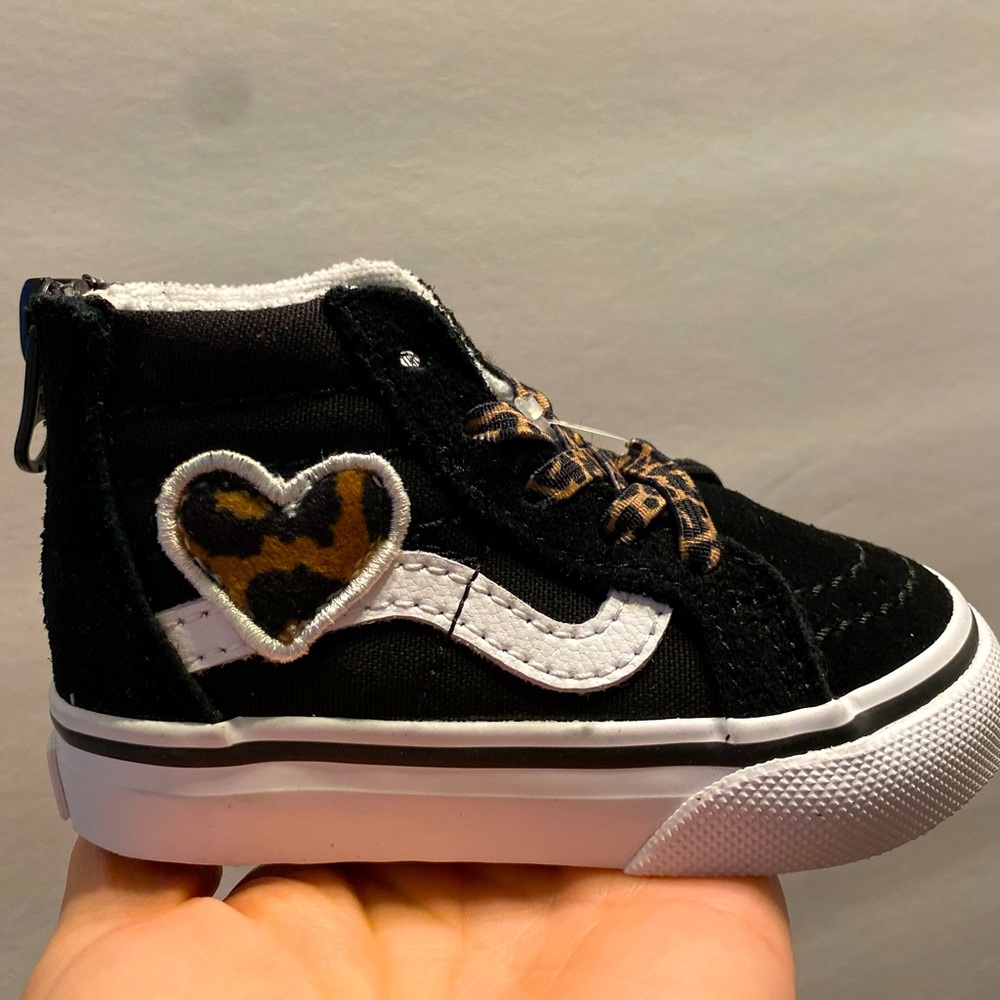 NWT - Vans Girls SK8-HI Zip Leopard Fur Heart Black - Toddler 4